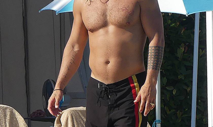 Jason Momoa’s Being Trolled Over His ‘Dad Bod’ & Losing His ‘Abs’ By Crazy, Crazy Internet People