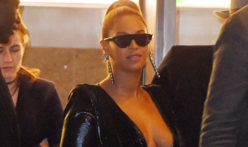 Beyonce Shows Off Her Long Legs In ASizzling Green Ensemble During RareOuting With Mom Tina