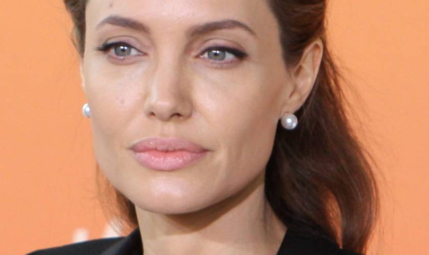 Angelina Jolie’s Reaction To Brad Pitt &Jennifer Aniston Reuniting At SAGAwards Revealed
