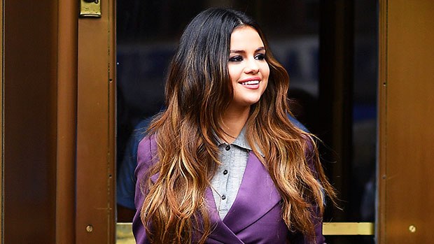 Selena Gomez Goes Makeup-Free & ShowsOff Natural Hair While Signing Copies  OfNew Album 'Rare' 